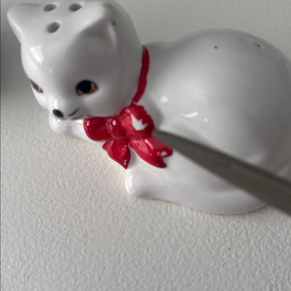 Vintage Mid-Century Ceramic Kitten/Cat Salt & Pepper Shakers, Red Bow Detail - Picture 12 of 16